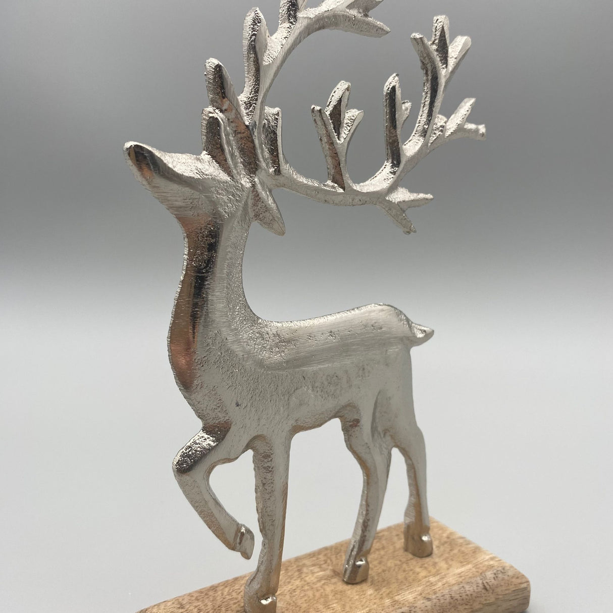 Deko Hirsch auf Sockel | Winterdeko aus Alu Mango Holz | Winterdekoration von Wimpelberg