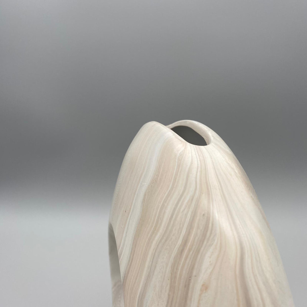 Runde Vase mit Loch 26 cm – Keramik mit matter, creme-braun | Deko Vase modern von Wimpelberg