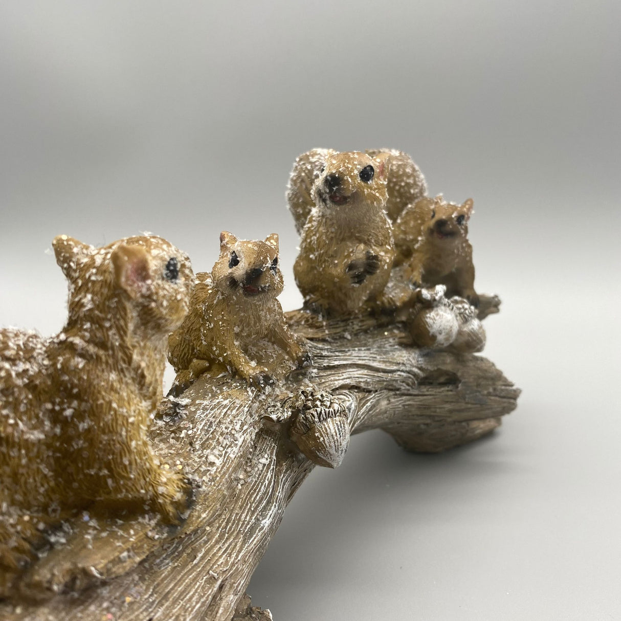 Gruppe Eichhörnchen auf Baumstumpf 30cm aus Kunststein von Wimpelberg