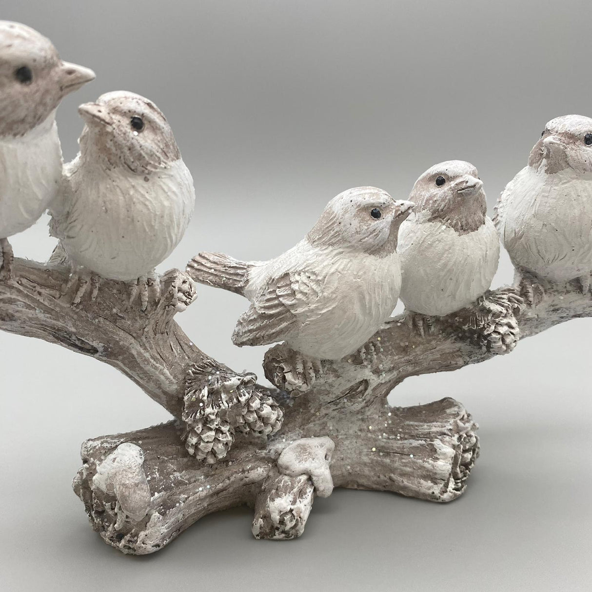 Deko Vogelgruppe auf Ast | handbemaltem Kunststein | Dekofigur Winter von Wimpelberg