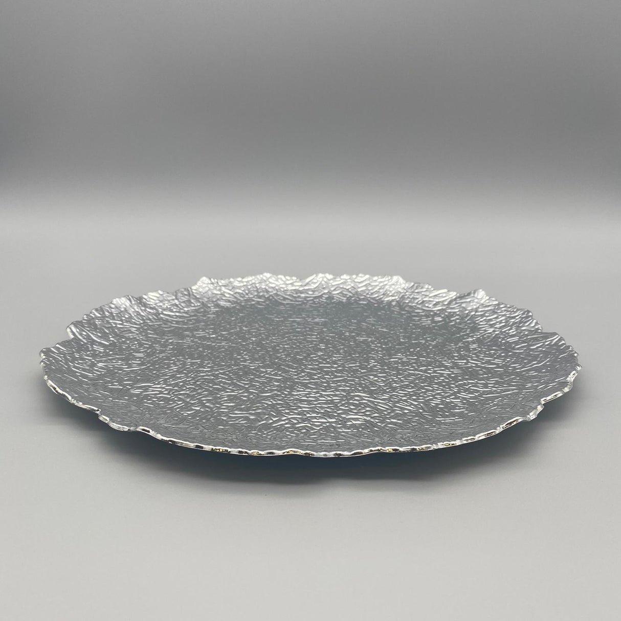 Platzteller Polaris Silber 33 cm – Runder Kunststoffteller mit Relief | Dekoobjekt von Wimpelberg