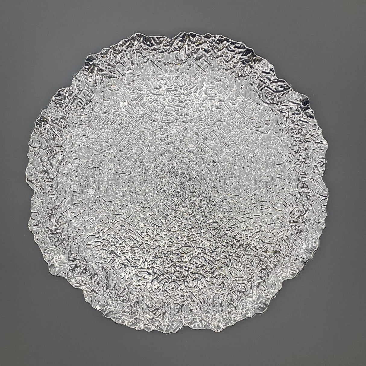 Platzteller Polaris Silber 33 cm – Runder Kunststoffteller mit Relief | Dekoobjekt von Wimpelberg