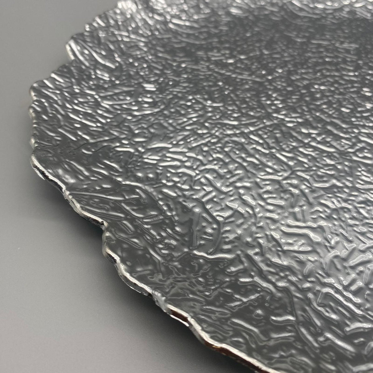 Platzteller Polaris Silber 33 cm – Runder Kunststoffteller mit Relief | Dekoobjekt von Wimpelberg