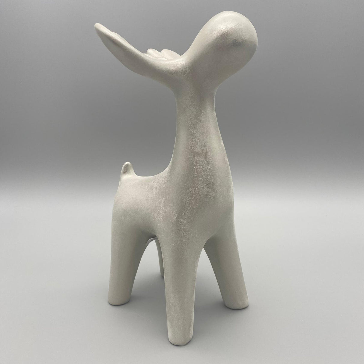 Moderner Deko Hirsch aus Keramik | Dekofigur Winter | Winterdekoration von Wimpelberg