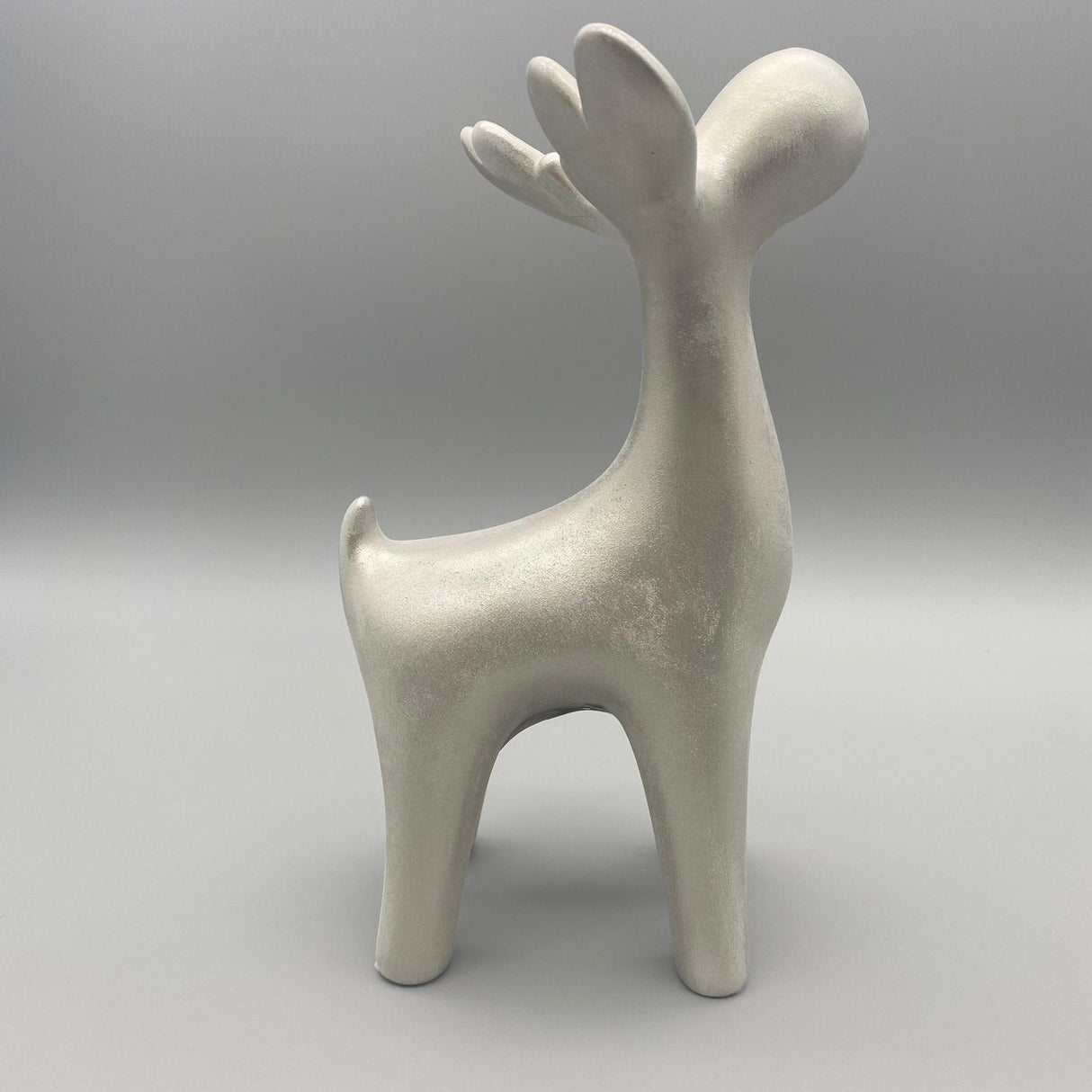 Moderner Deko Hirsch aus Keramik | Dekofigur Winter | Winterdekoration von Wimpelberg