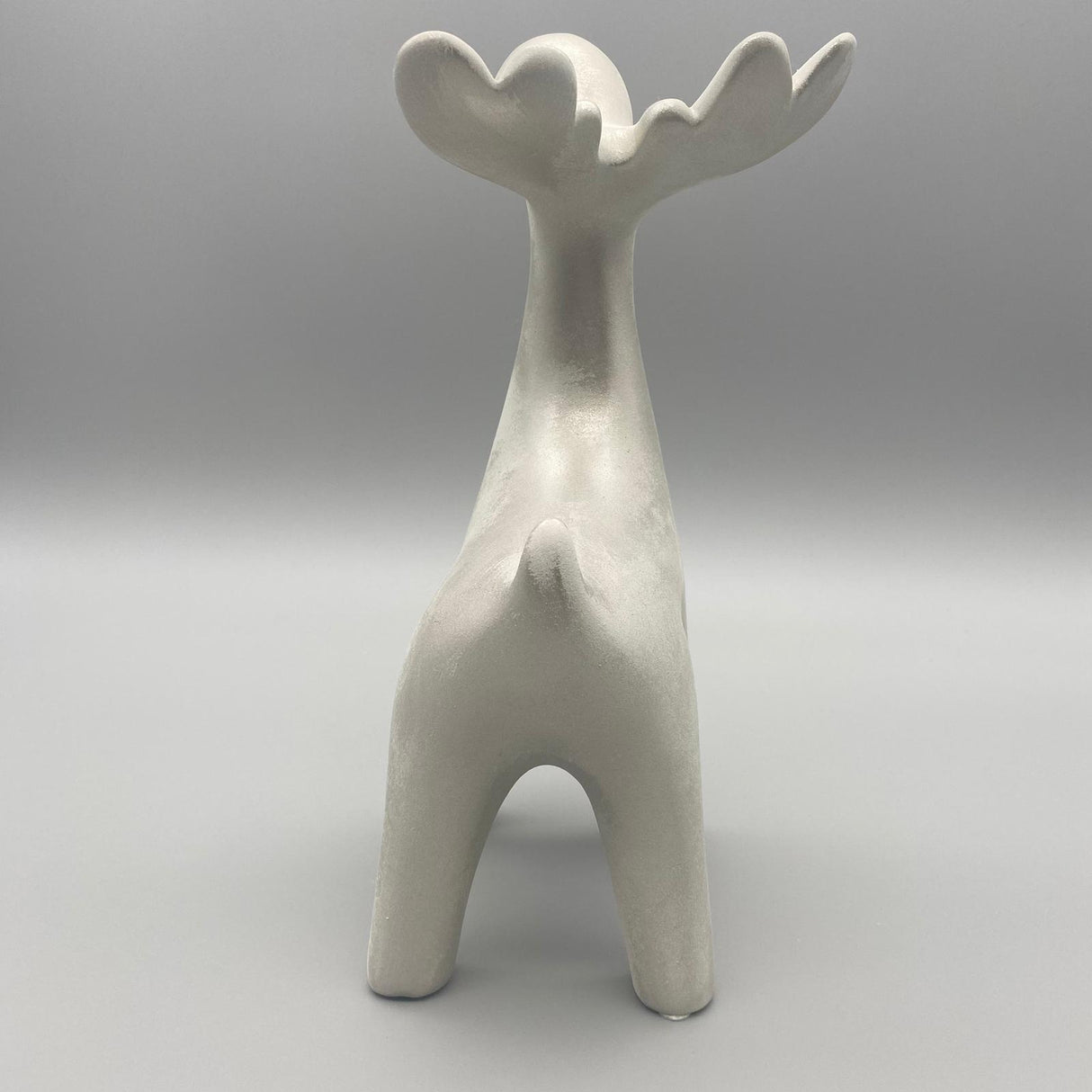 Moderner Deko Hirsch aus Keramik | Dekofigur Winter | Winterdekoration von Wimpelberg