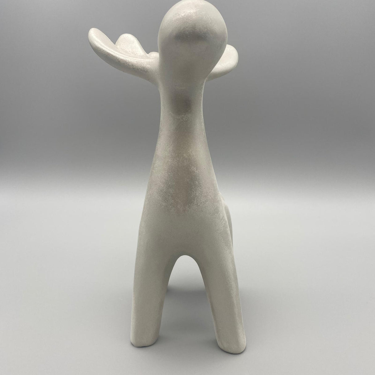 Moderner Deko Hirsch aus Keramik | Dekofigur Winter | Winterdekoration von Wimpelberg