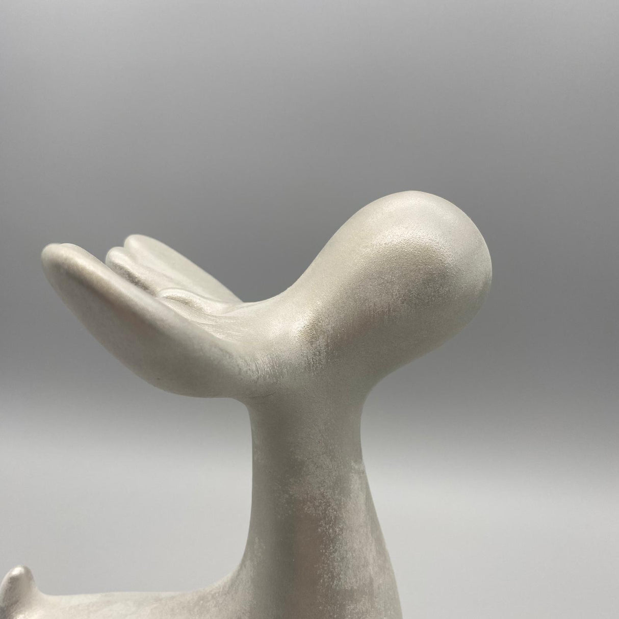 Moderner Deko Hirsch aus Keramik | Dekofigur Winter | Winterdekoration von Wimpelberg