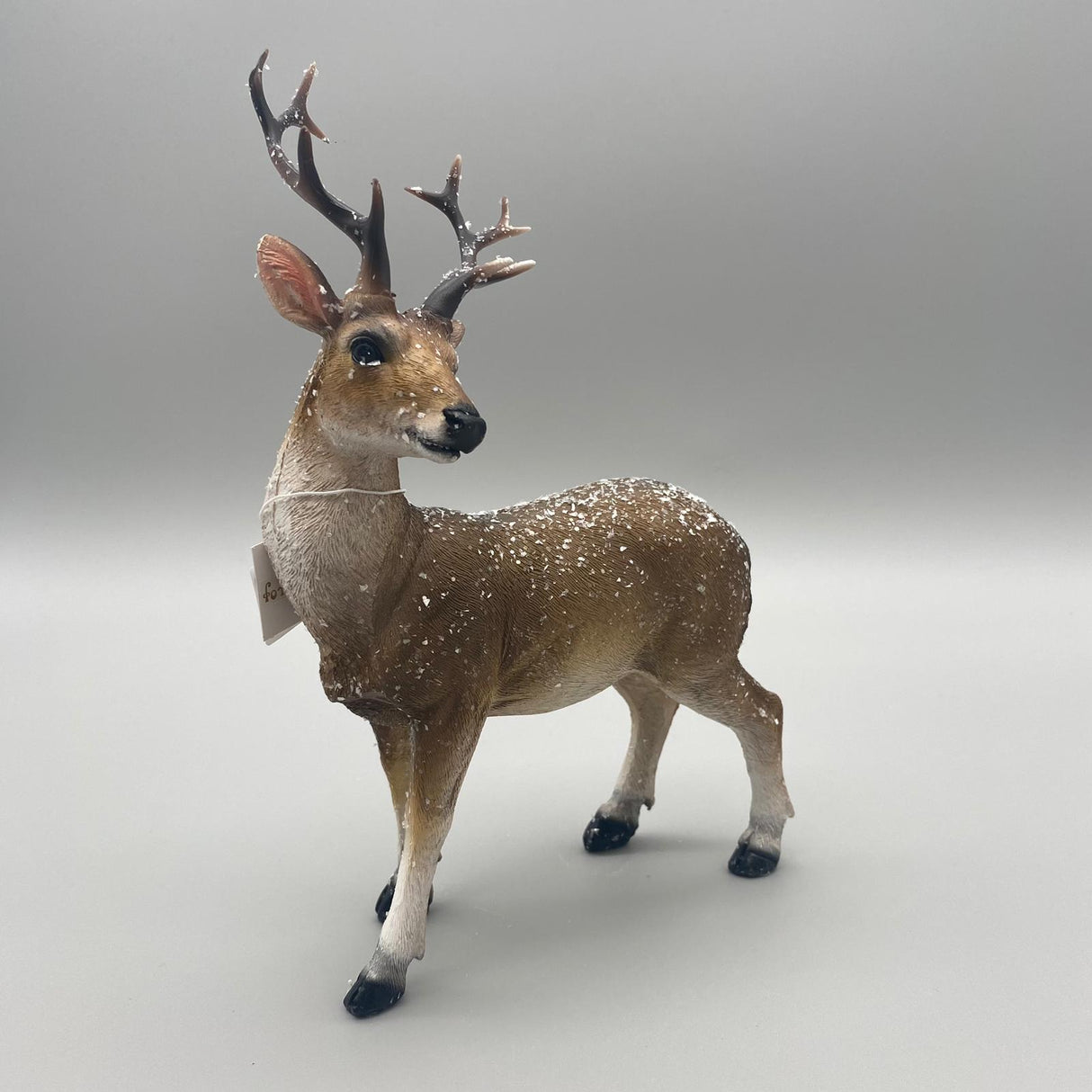 Deko Hirschfiguren aus Kunststein – mit naturfarbener, vereister Oberfläche | Dekofigur Winter Hirsch guckt zur Seite von Wimpelberg