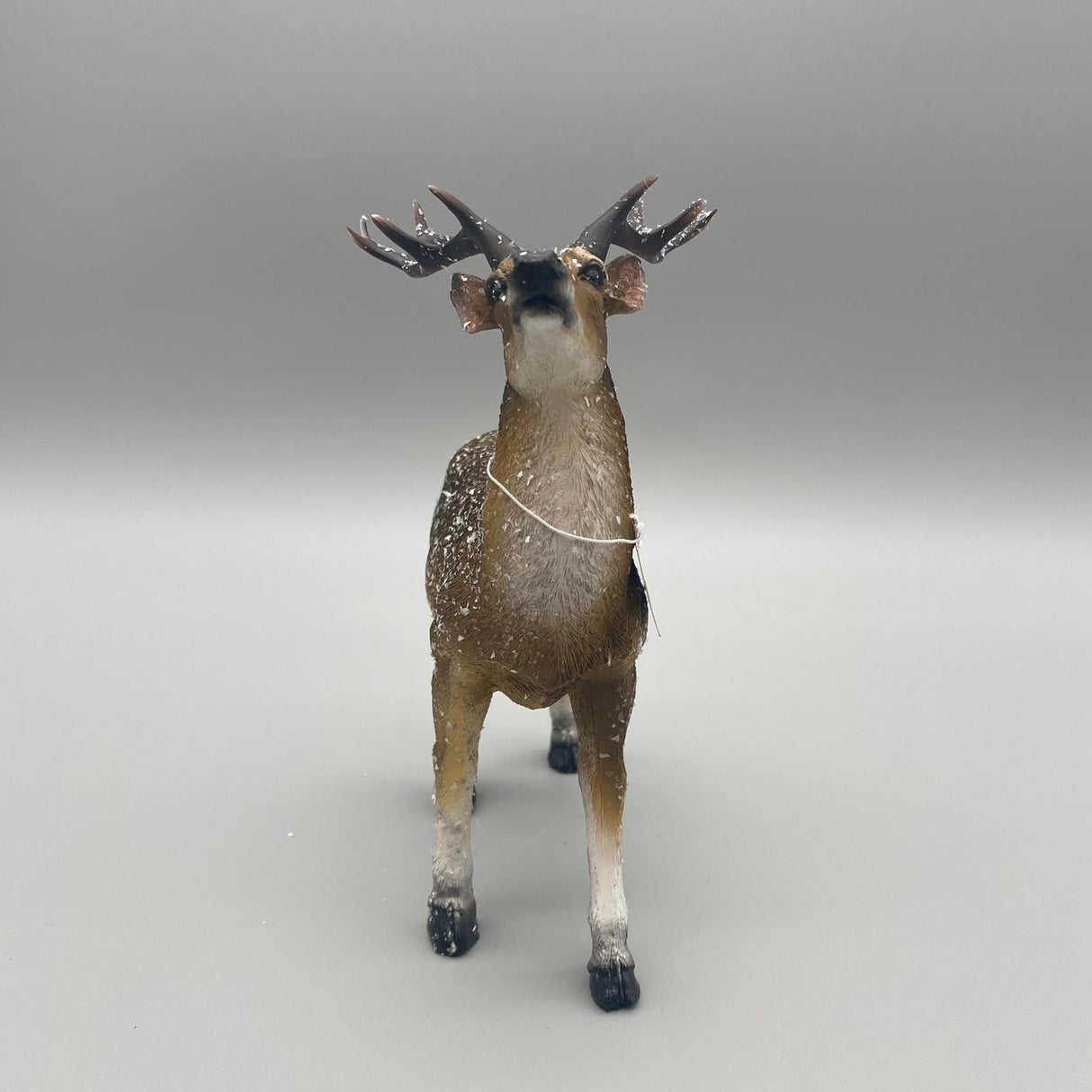 Deko Hirschfiguren aus Kunststein – mit naturfarbener, vereister Oberfläche | Dekofigur Winter Hirsch guckt nach oben und nach vorn von Wimpelberg