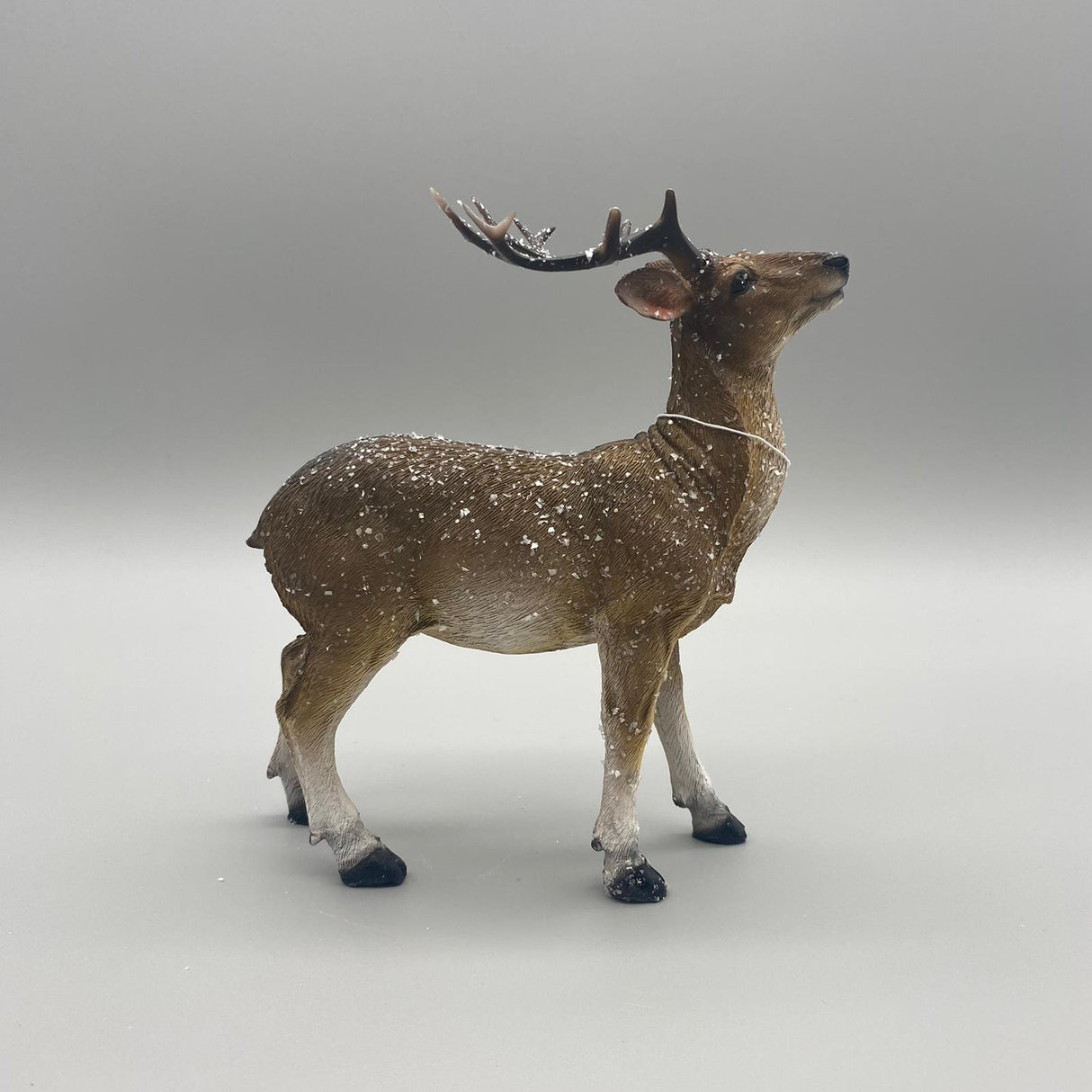 Deko Hirschfiguren aus Kunststein – mit naturfarbener, vereister Oberfläche | Dekofigur Winter von Wimpelberg