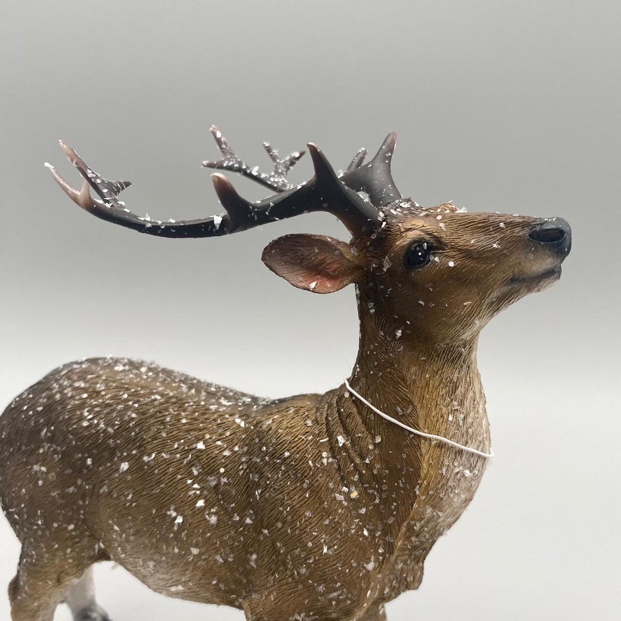 Deko Hirschfiguren aus Kunststein – mit naturfarbener, vereister Oberfläche | Dekofigur Winter von Wimpelberg