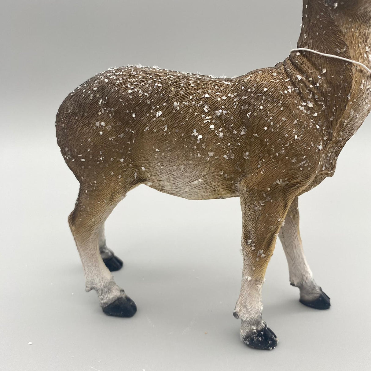 Deko Hirschfiguren aus Kunststein – mit naturfarbener, vereister Oberfläche | Dekofigur Winter von Wimpelberg