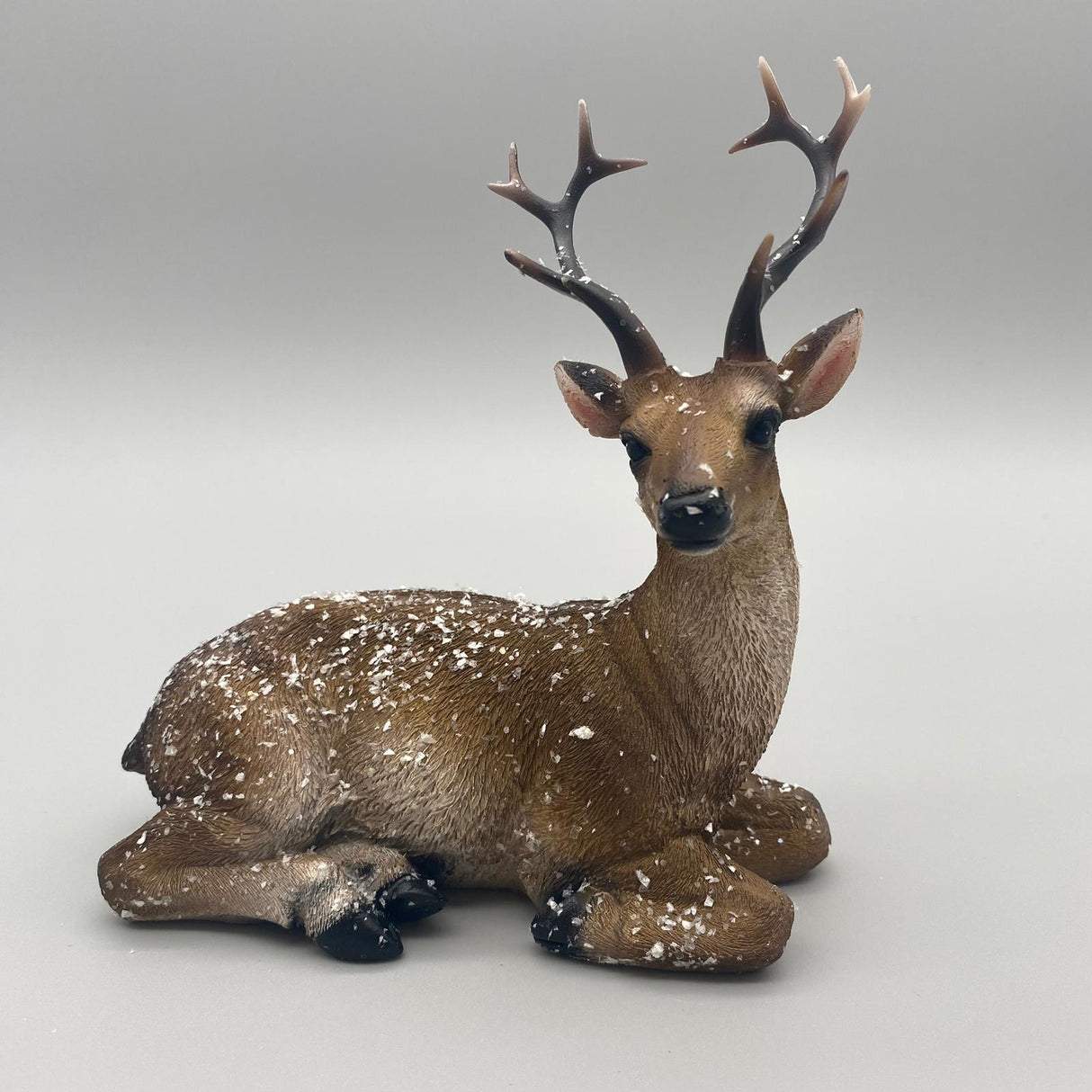 Deko Hirschfiguren aus Kunststein – mit naturfarbener, vereister Oberfläche | Dekofigur Winter Hirsch liegt von Wimpelberg