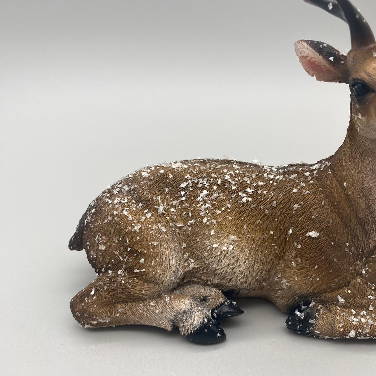 Deko Hirschfiguren aus Kunststein – mit naturfarbener, vereister Oberfläche | Dekofigur Winter von Wimpelberg