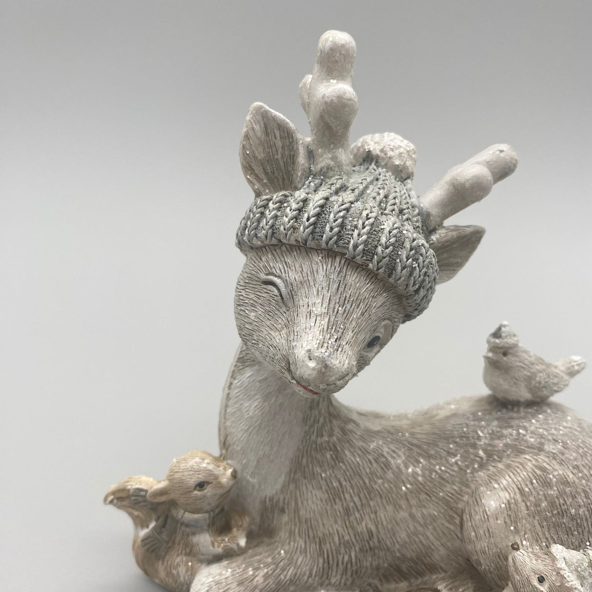 Deko Reh mit Mütze – 17 cm, Handgefertigt mit Glitter | Dekofigur Winter von Wimpelberg