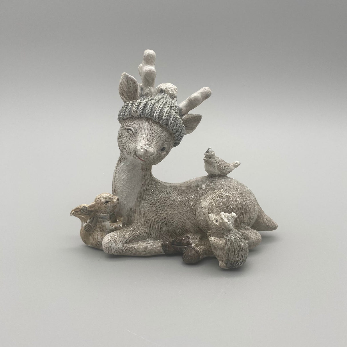 Deko Reh mit Mütze – 17 cm, Handgefertigt mit Glitter | Dekofigur Winter Hirsch ein Auge zugekniffen von Wimpelberg