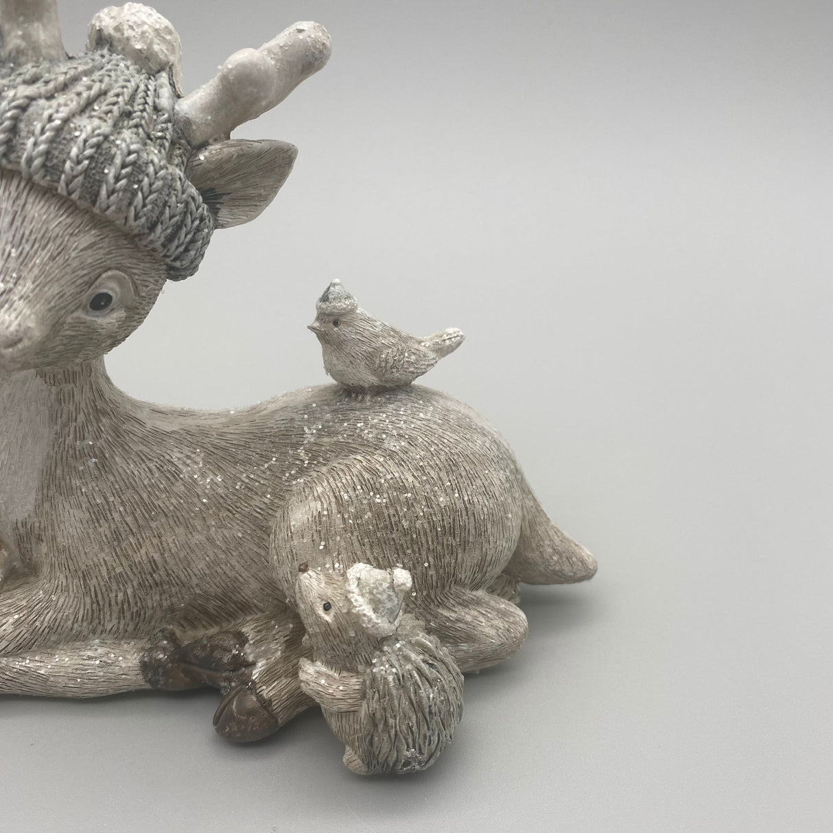 Deko Reh mit Mütze – 17 cm, Handgefertigt mit Glitter | Dekofigur Winter von Wimpelberg