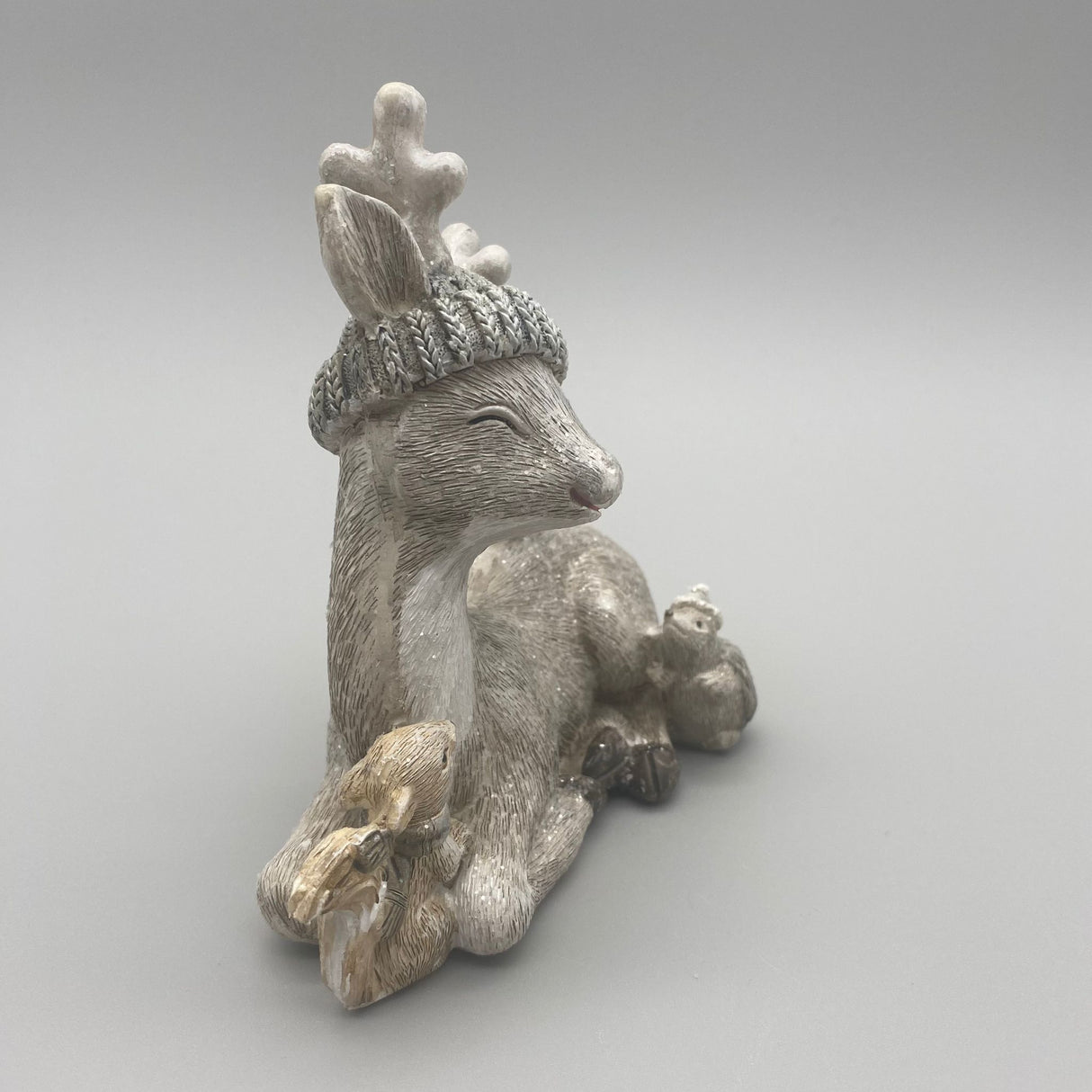 Deko Reh mit Mütze – 17 cm, Handgefertigt mit Glitter | Dekofigur Winter von Wimpelberg