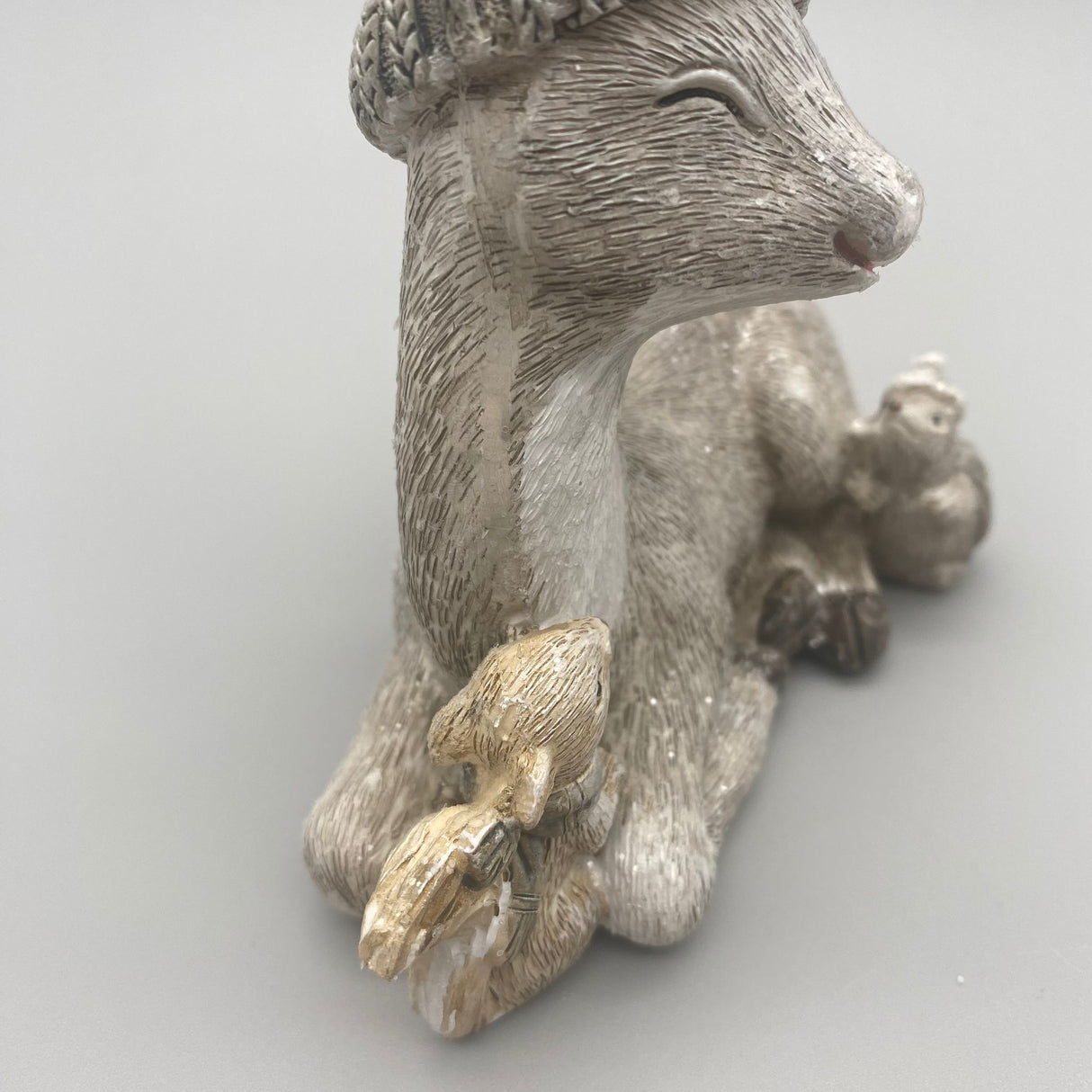 Deko Reh mit Mütze – 17 cm, Handgefertigt mit Glitter | Dekofigur Winter von Wimpelberg