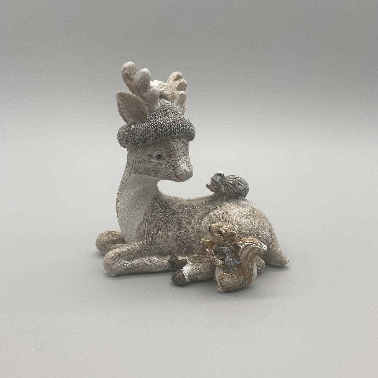 Deko Reh mit Mütze – 17 cm, Handgefertigt mit Glitter | Dekofigur Winter Hirsch mit Igel auf dem Rücken von Wimpelberg