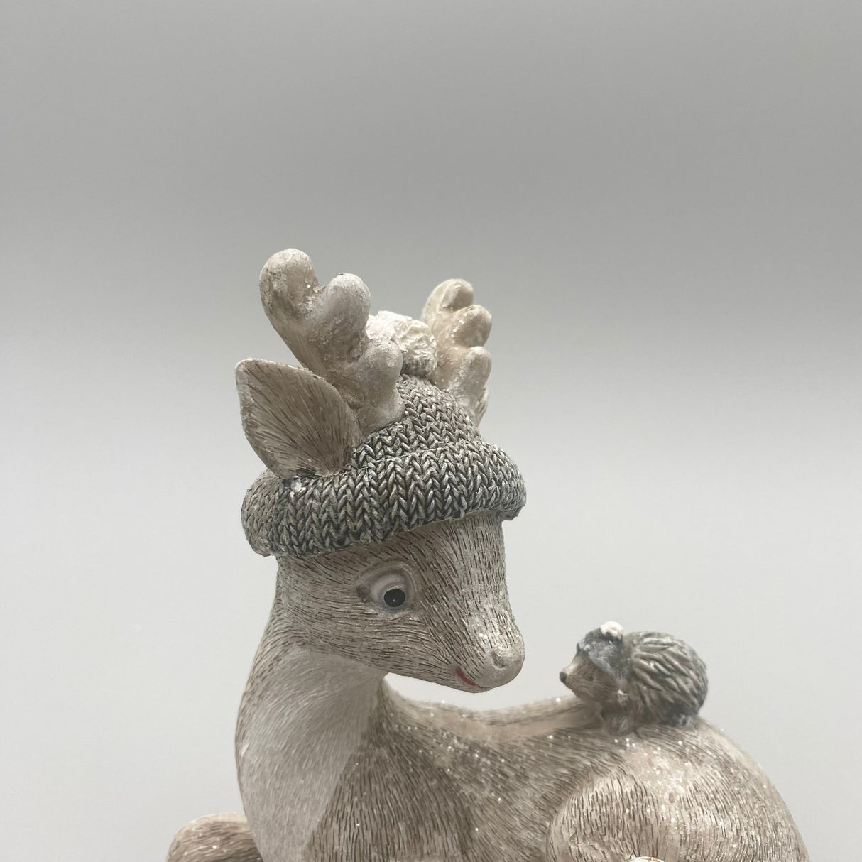 Deko Reh mit Mütze – 17 cm, Handgefertigt mit Glitter | Dekofigur Winter von Wimpelberg