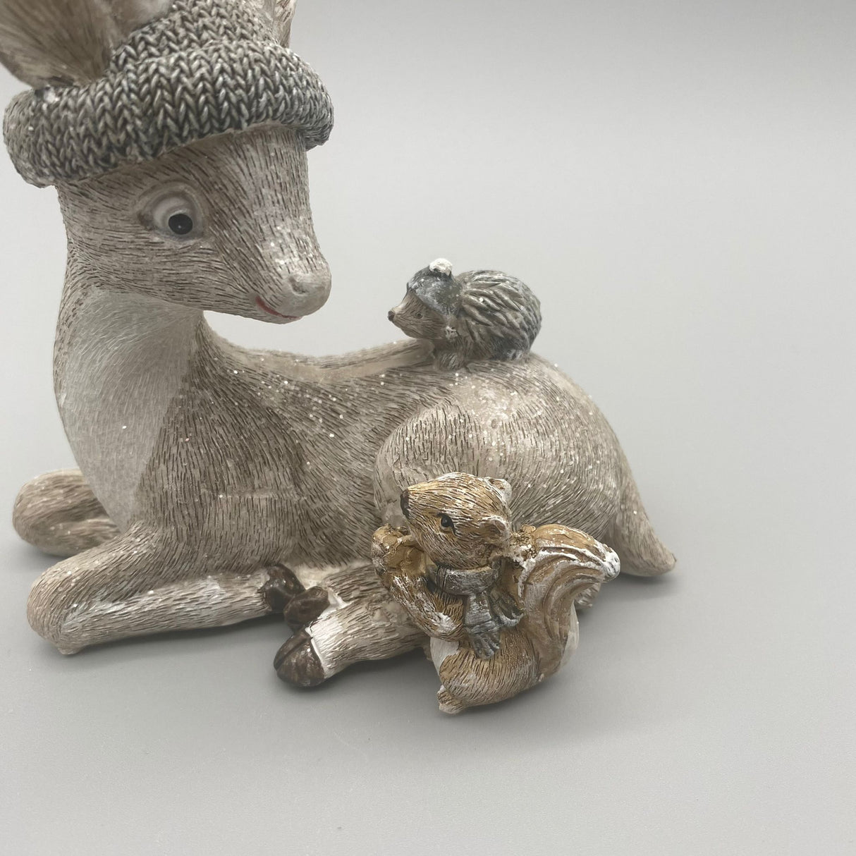 Deko Reh mit Mütze – 17 cm, Handgefertigt mit Glitter | Dekofigur Winter von Wimpelberg