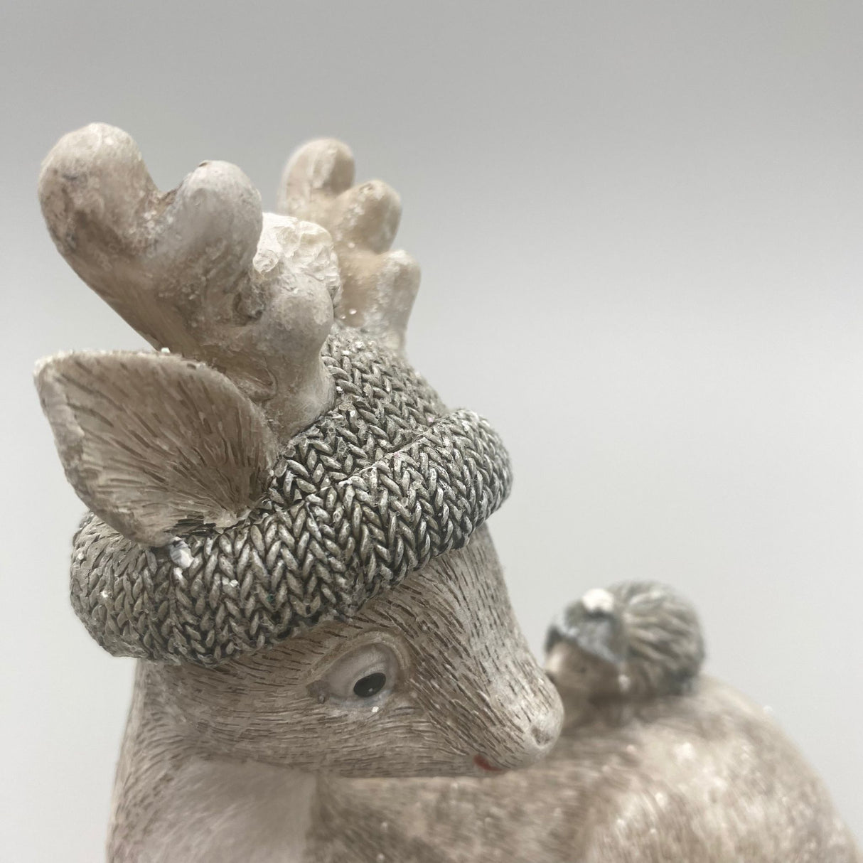 Deko Reh mit Mütze – 17 cm, Handgefertigt mit Glitter | Dekofigur Winter von Wimpelberg