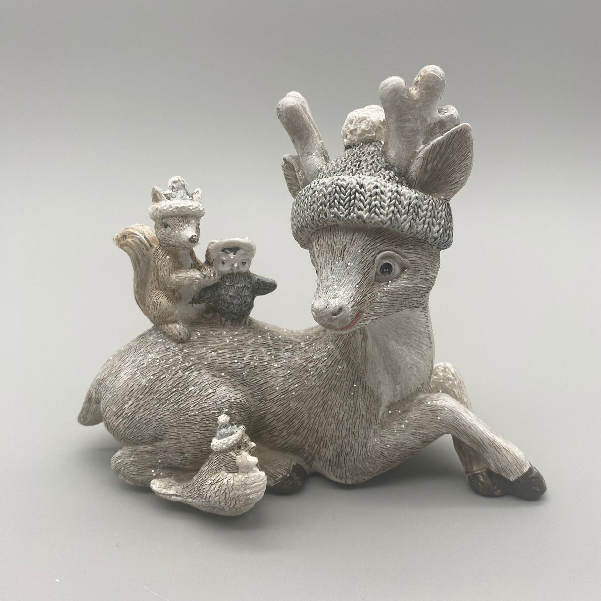 Deko Reh mit Mütze – 17 cm, Handgefertigt mit Glitter | Dekofigur Winter Eichhörnchen und Vogel auf dem Hirsch von Wimpelberg