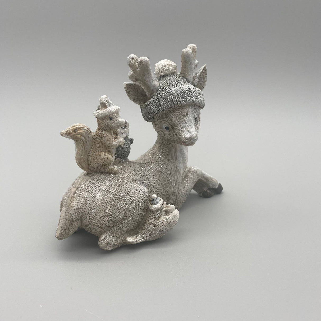 Deko Reh mit Mütze – 17 cm, Handgefertigt mit Glitter | Dekofigur Winter von Wimpelberg