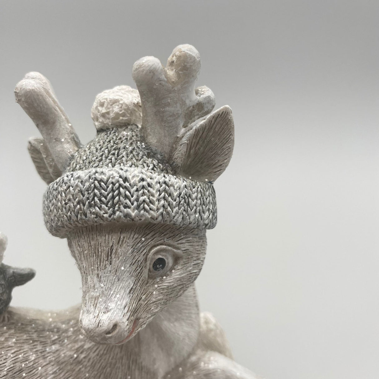 Deko Reh mit Mütze – 17 cm, Handgefertigt mit Glitter | Dekofigur Winter von Wimpelberg