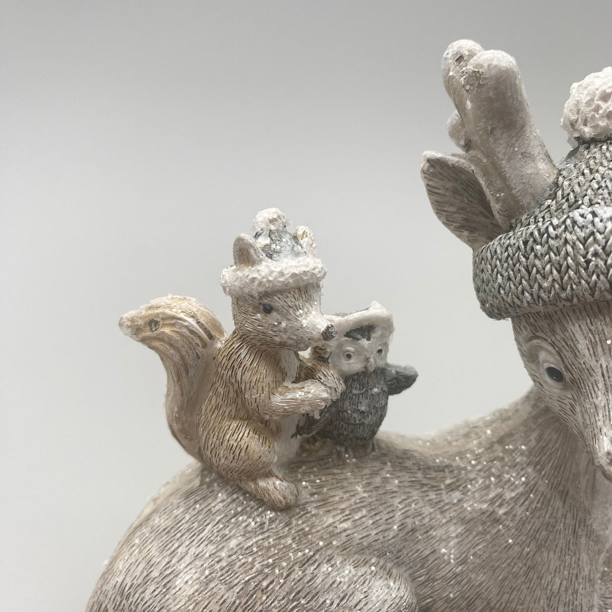 Deko Reh mit Mütze – 17 cm, Handgefertigt mit Glitter | Dekofigur Winter von Wimpelberg