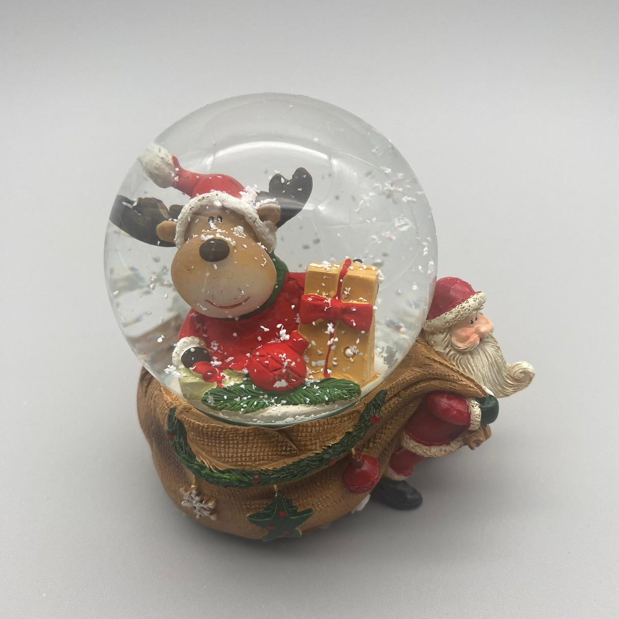 Schüttelkugel Weihnachten Winterfigur – 9 cm | Formano Weihnachten Rentier mit Geschenk von Wimpelberg