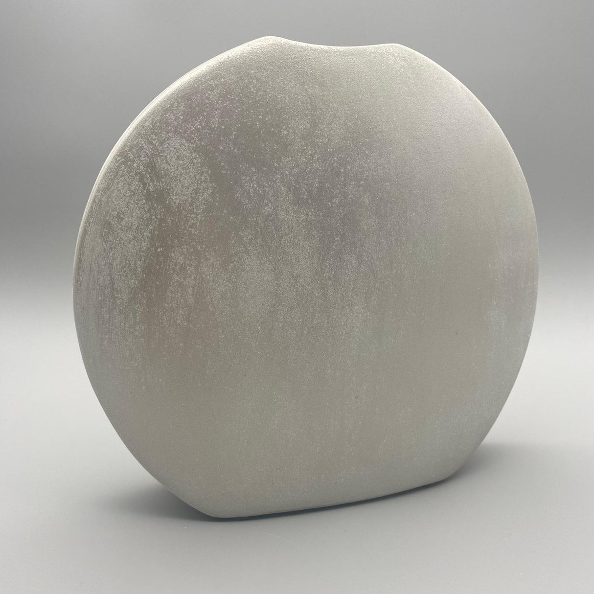 Flache Vase 29x26 cm – Keramik mit matter Creme-Gold gewischter Oberfläche | Deko Vase von Wimpelberg