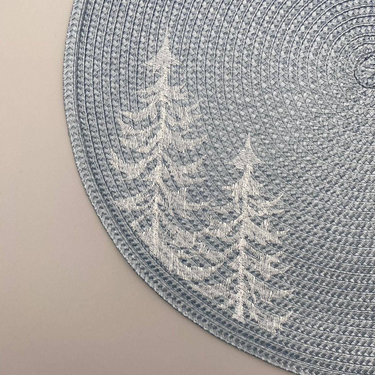 Tischset Tanne Silber und Winterliches – 38 cm | Winter Deckchen von Wimpelberg