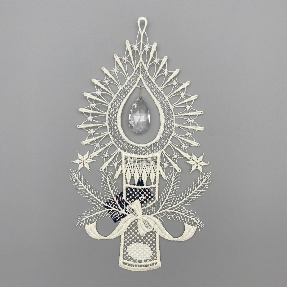 Fensterbild Kerze Kristall – ECHTE Plauener Spitze | Fensterdeko weiß von Wimpelberg