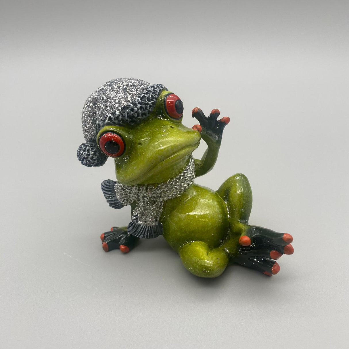 Deko Winterfrosch hellgrün aus Kunststein | Dekofigur Winter Frosch Mann liegend von Wimpelberg