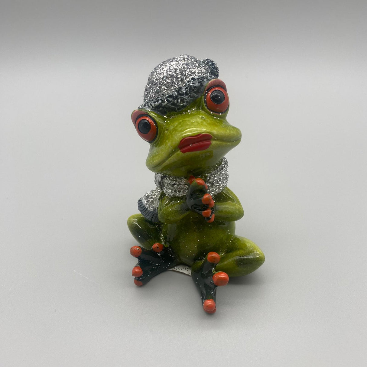 Deko Winterfrosch hellgrün aus Kunststein | Dekofigur Winter Frosch Frau sitzend Hände zusammen von Wimpelberg