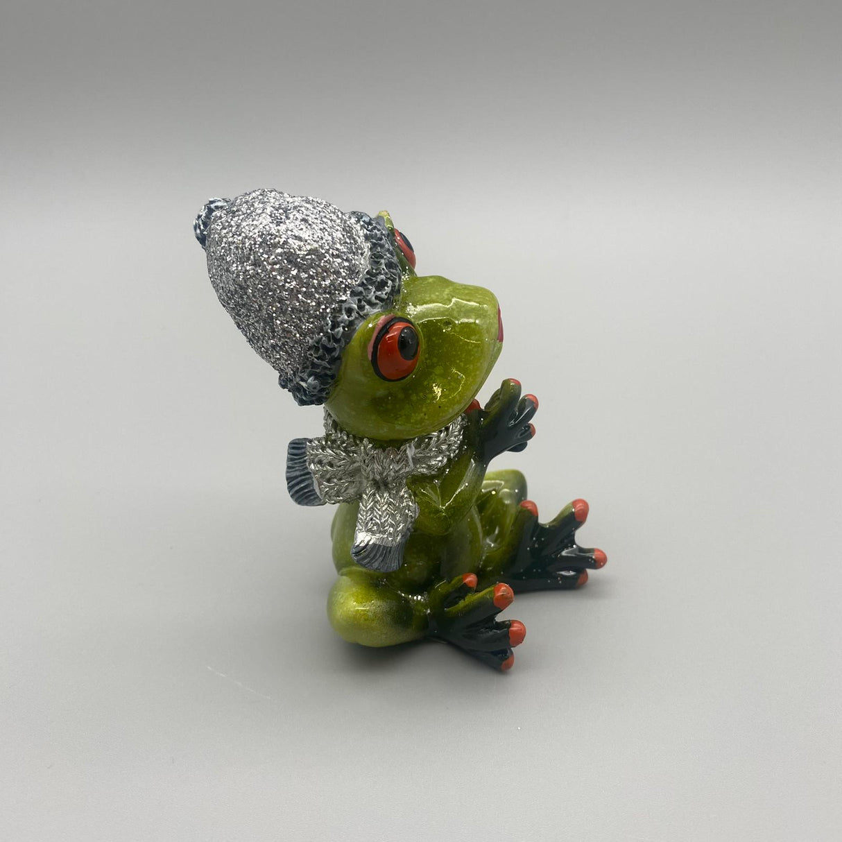 Deko Winterfrosch hellgrün aus Kunststein | Dekofigur Winter Frosch von Wimpelberg