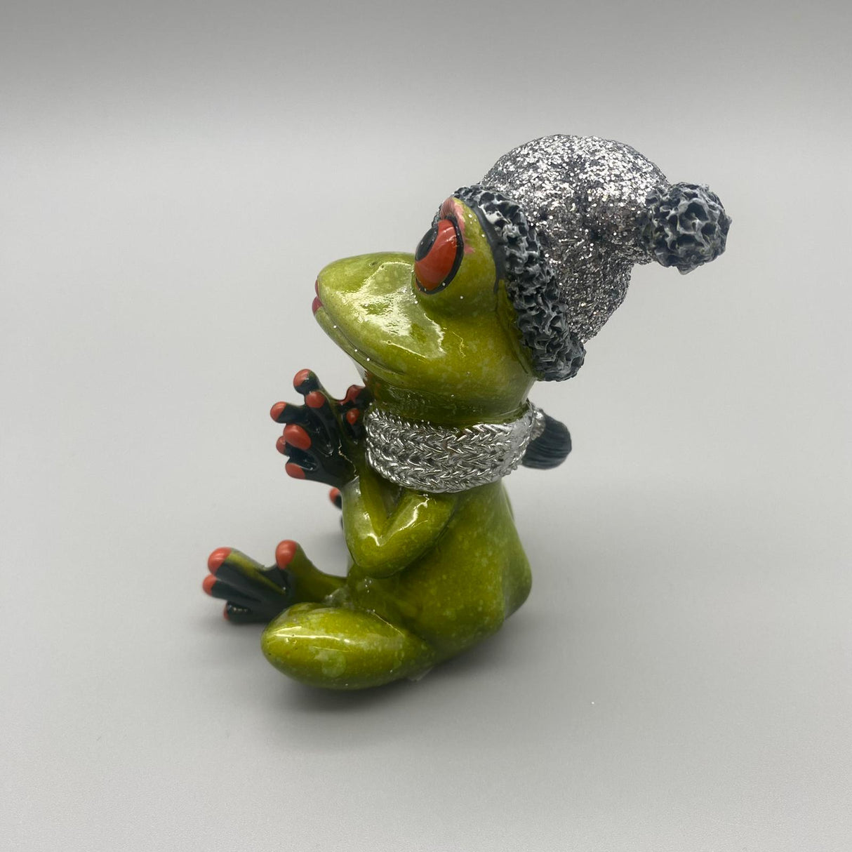 Deko Winterfrosch hellgrün aus Kunststein | Dekofigur Winter Frosch von Wimpelberg
