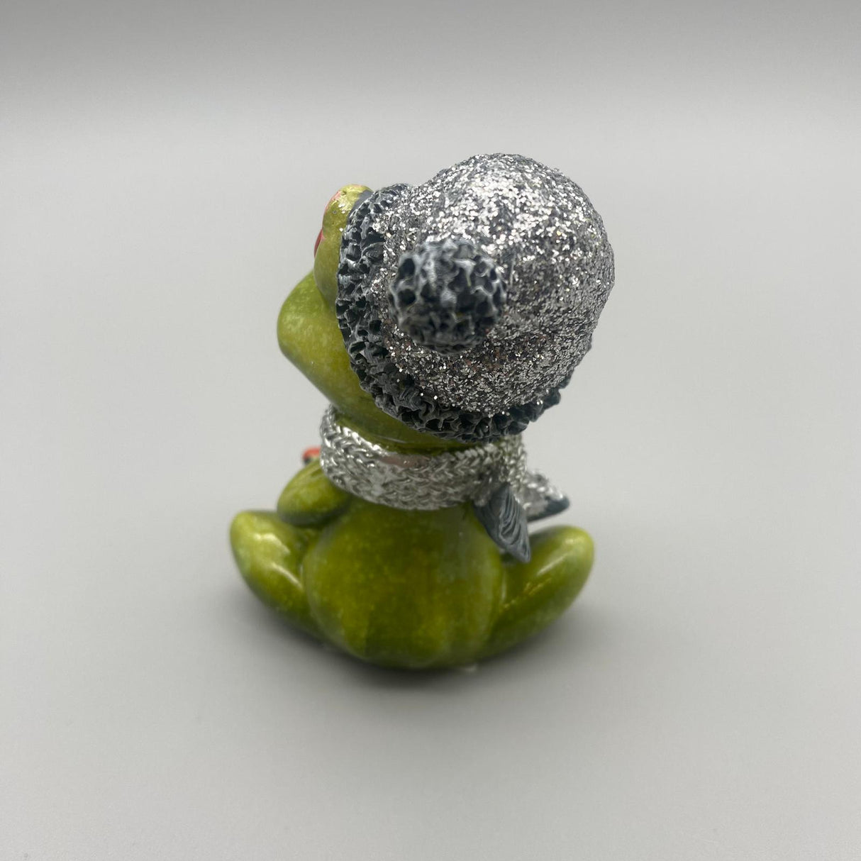 Deko Winterfrosch hellgrün aus Kunststein | Dekofigur Winter Frosch von Wimpelberg