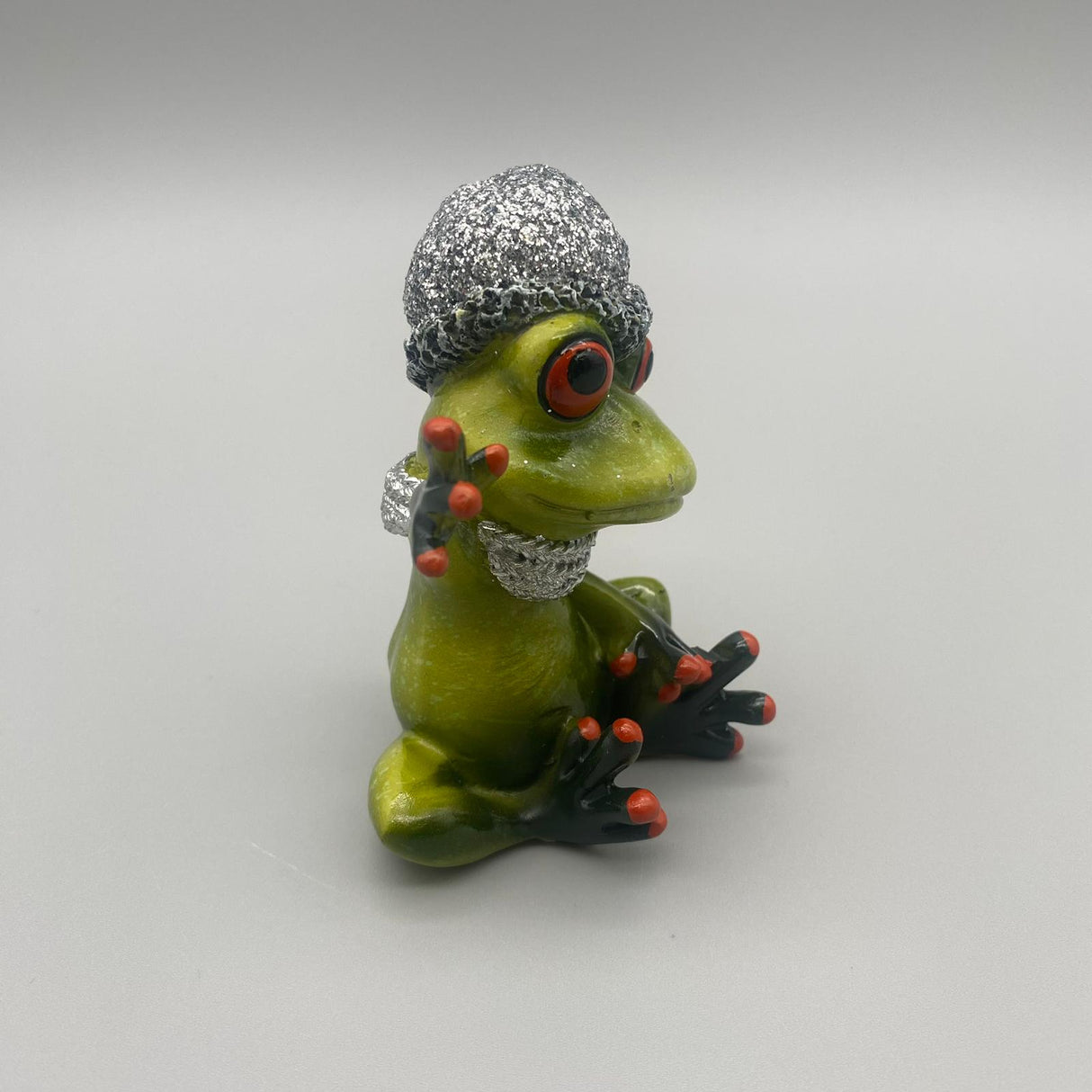 Deko Winterfrosch hellgrün aus Kunststein | Dekofigur Winter Frosch von Wimpelberg