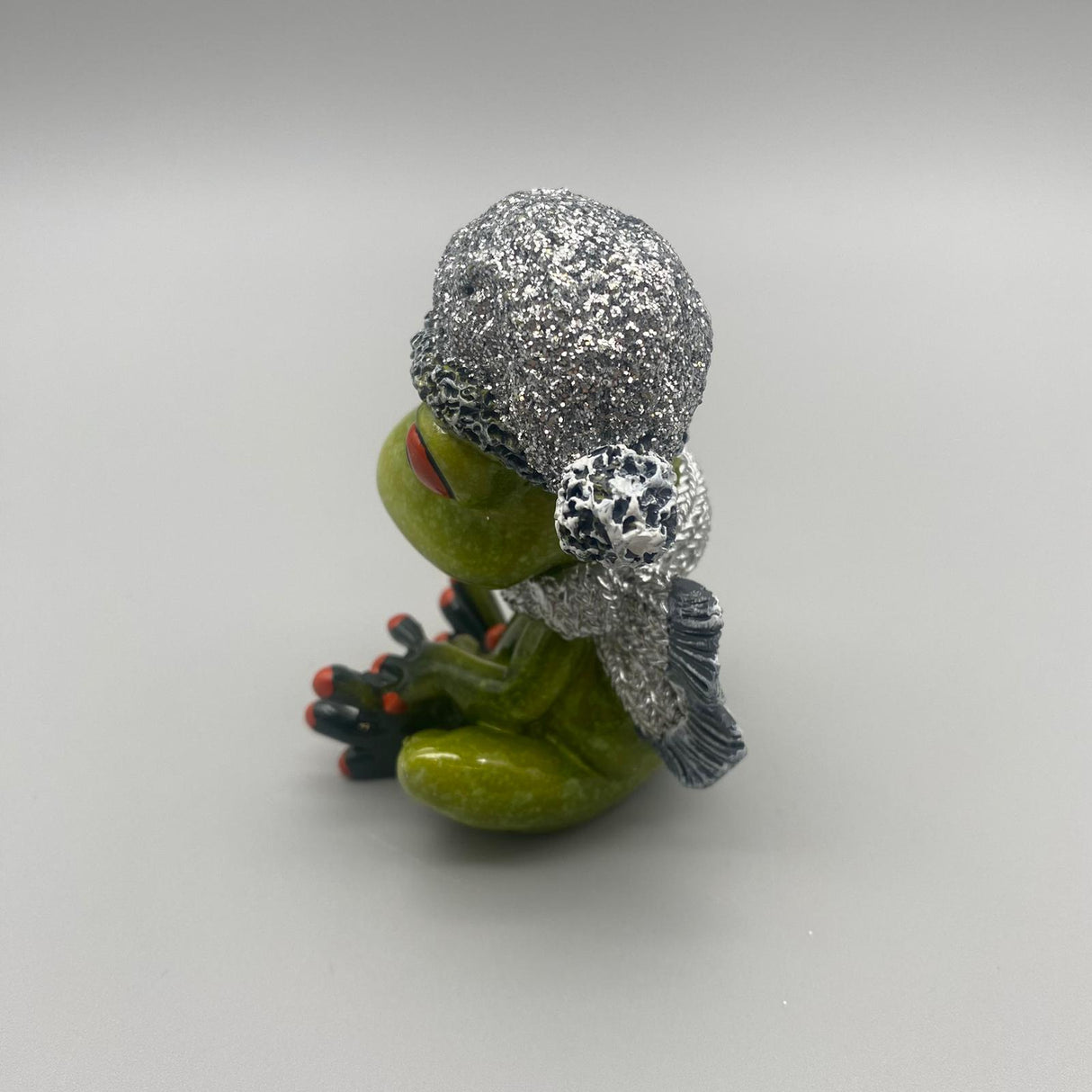 Deko Winterfrosch hellgrün aus Kunststein | Dekofigur Winter Frosch von Wimpelberg