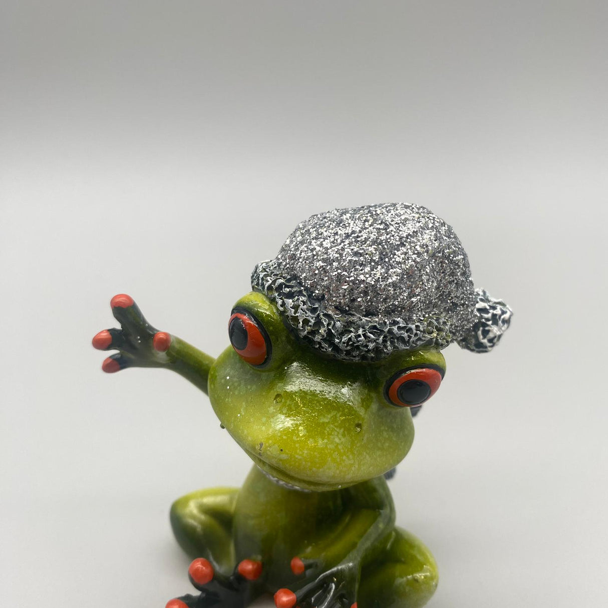 Deko Winterfrosch hellgrün aus Kunststein | Dekofigur Winter Frosch von Wimpelberg