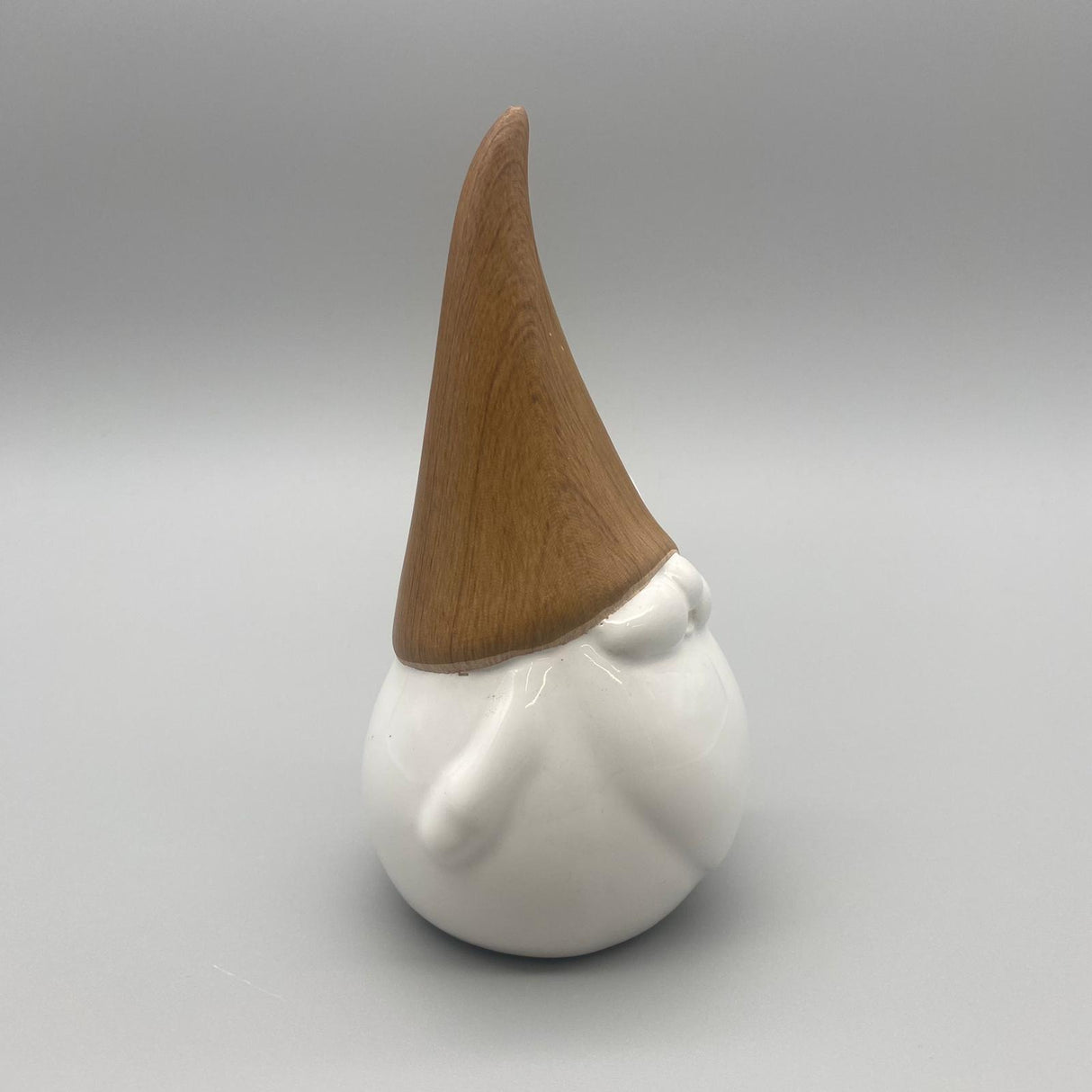 Deko-Zwerg aus Steingut mit Holzoptik-Mütze | Winter Dekofigur von Wimpelberg