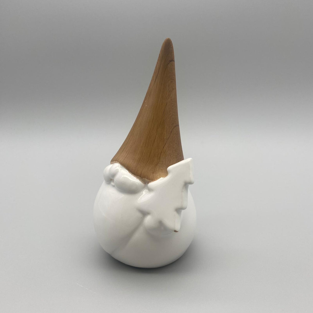 Deko-Zwerg aus Steingut mit Holzoptik-Mütze | Winter Dekofigur von Wimpelberg