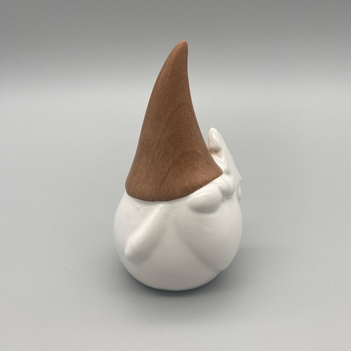 Deko-Zwerg aus Steingut mit Holzoptik-Mütze | Winter Dekofigur von Wimpelberg