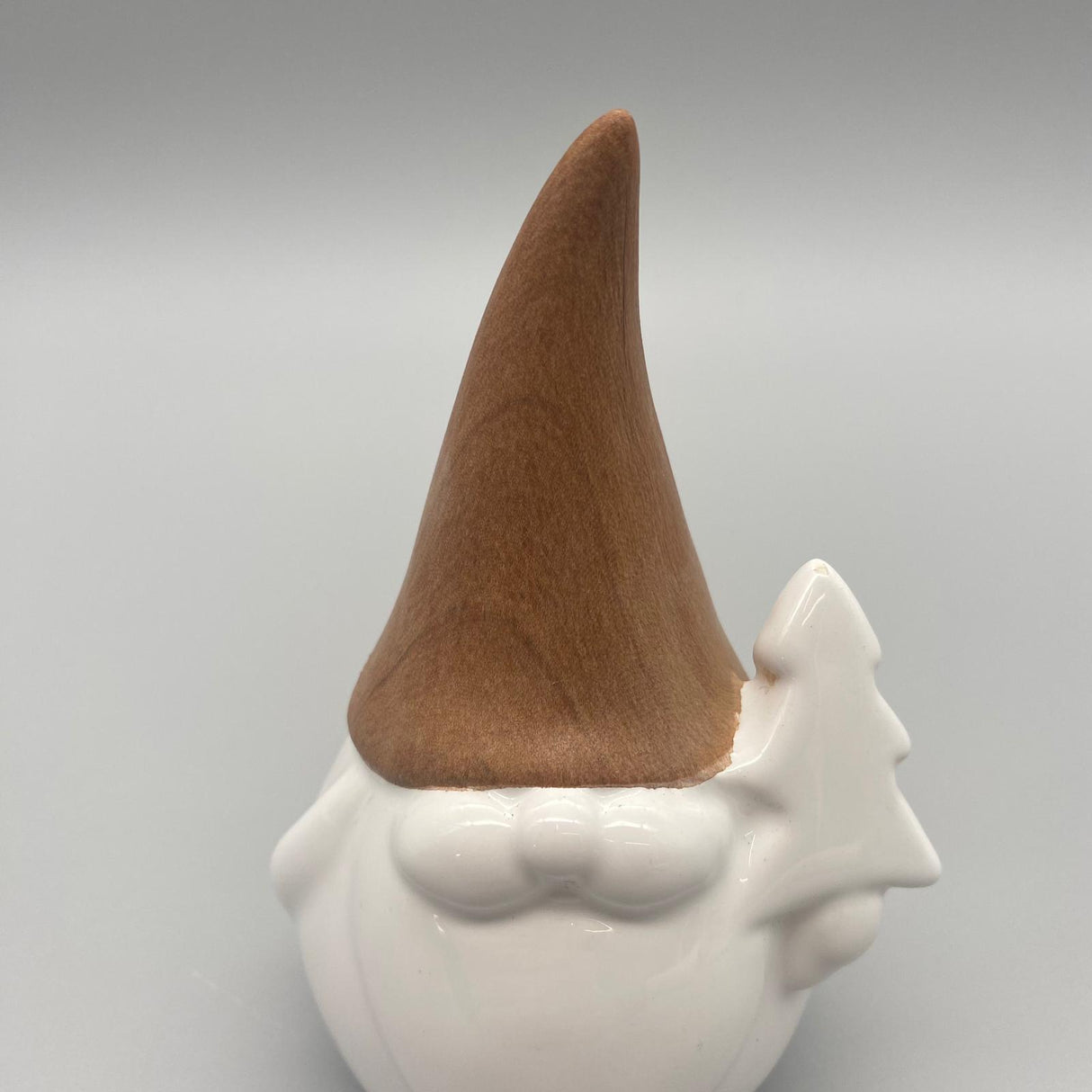 Deko-Zwerg aus Steingut mit Holzoptik-Mütze | Winter Dekofigur von Wimpelberg