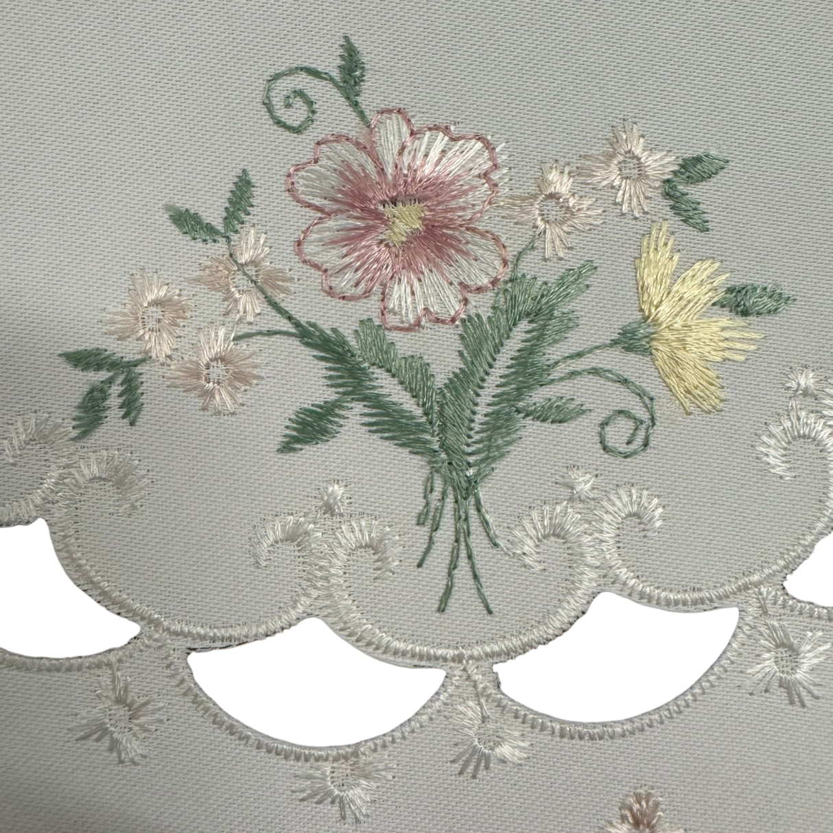 Deckchen Rund Plauener Spitze 26 cm – Creme-Rosé Blumenmuster aus Plauener Spitze von Wimpelberg