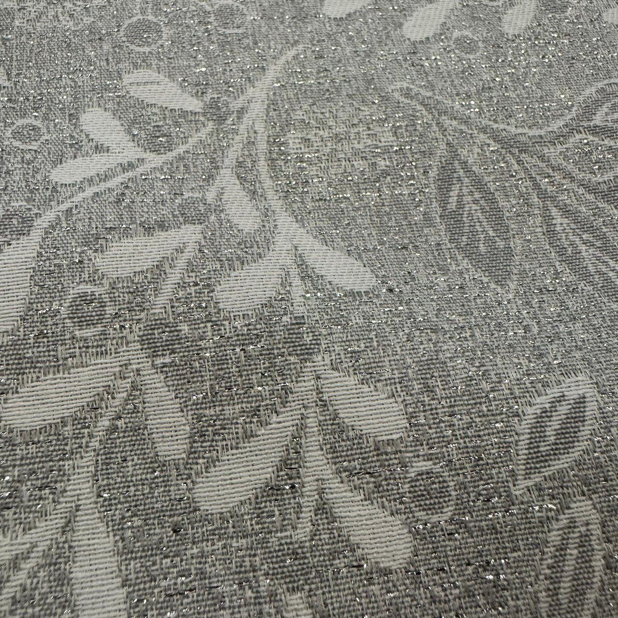 Winterläufer Gobelin – Zweig in Silber | Winterdeko Läufer von Wimpelberg